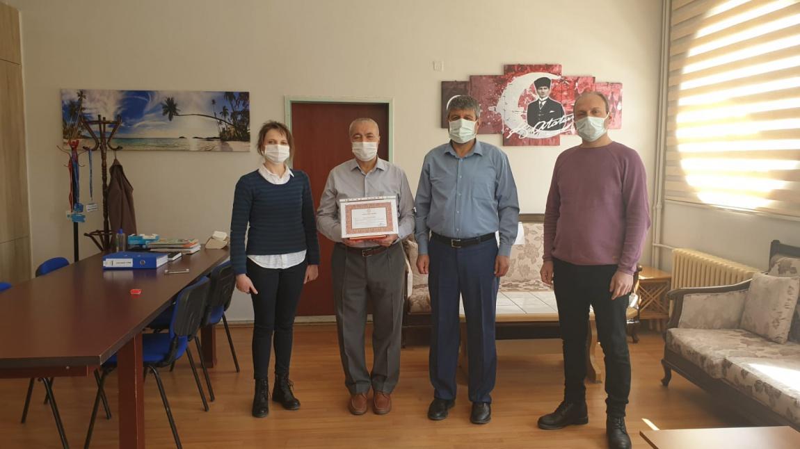 Okulumuz Emekli Öğretmeni Mehmet Yaşar YILMAZ 'a Plaket verdik